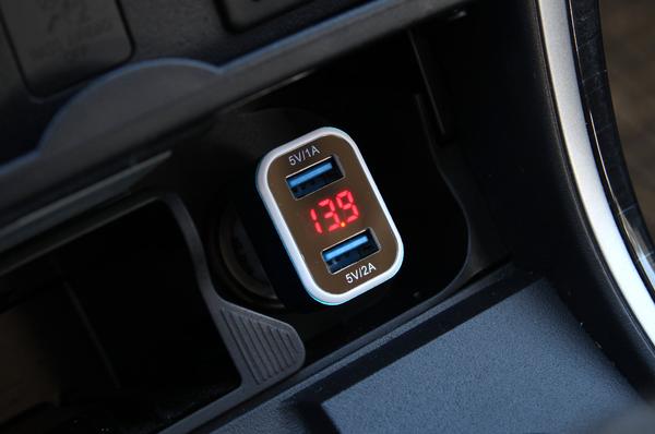 Telefona lādētājs TEST-04 ar 2×USB un akumulatora pārbaudes funkciju