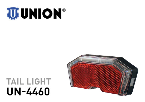 Aizmugurējais lukturis  UN4460 stiprināms pie bagažnieka.
